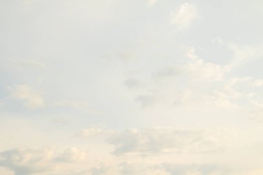 Beyaz bulutlarla mavi gökyüzü. Açık gün gökyüzü arka plan.