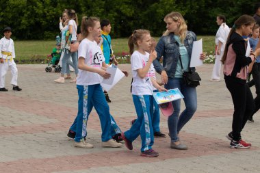Petropavlovsk, Kazakistan-4 Haziran 2019: Kazakistan Cumhuriyeti Devlet sembolleri günü. Tatil çocukları ve yetişkinler kutlamak. Parkta sporcular ve müzisyenler.
