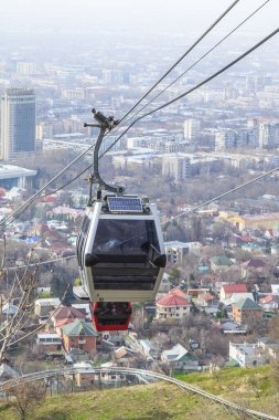 Almatı, Kazakistan - 29, 2019: Kok Tobe tepe ve teleferik kabin Almatı şehir görünümü, Almatı dönüm noktası