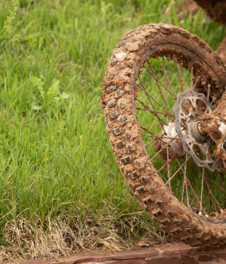 Çamurda motosiklet tekerleği. Sokakta yakın plan..