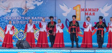 Petropavlovsk, Kazakistan-1 Mayıs 2019: Kazakistan halklarının Ulusal kostümleri şarkıları ve dansları. 1 Mayıs Kazakistan Insanlar Birliği günü.