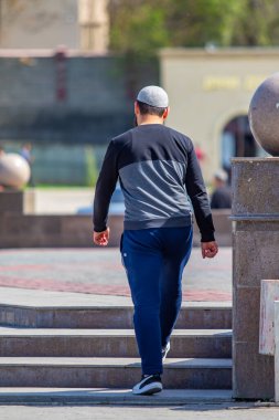 Müslüman adam camiye gider, arkadan bak.