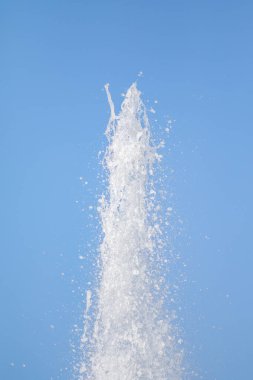 Mavi gökyüzüne karşı Su Çeşmesi sprey. Su sıçramaları odak dışında.