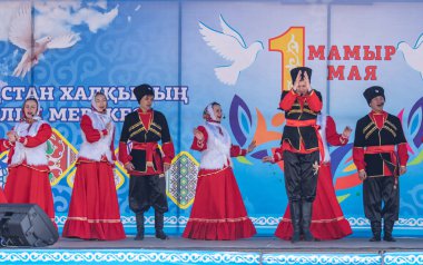 Petropavlovsk, Kazakistan-1 Mayıs 2019: Kazakistan halklarının Ulusal kostümleri şarkıları ve dansları. 1 Mayıs Kazakistan Insanlar Birliği günü.