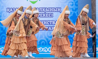 Petropavlovsk, Kazakistan-1 Mayıs 2019: Kazakistan halklarının Ulusal kostümleri şarkıları ve dansları. 1 Mayıs Kazakistan Insanlar Birliği günü.