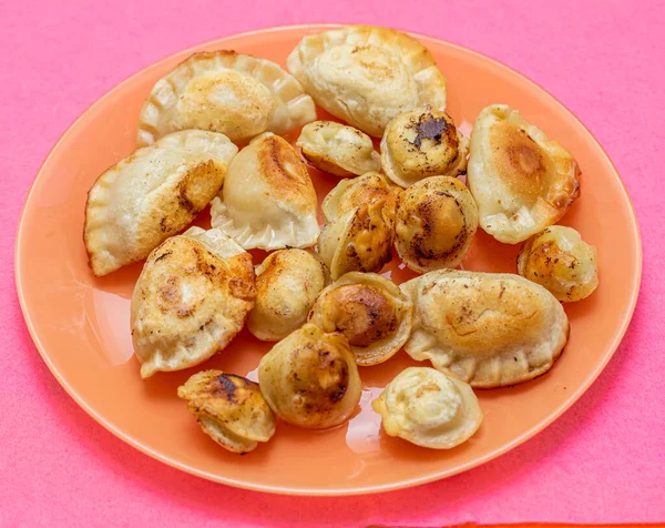 Gebakken Ravioli Een Bord Gebakken Taarten Eten — Stockfoto