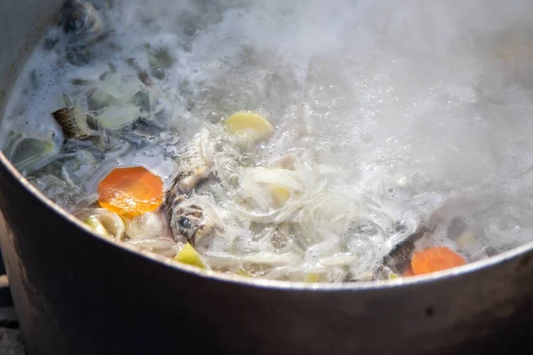Fischsuppe Auf Dem Scheiterhaufen Kochen — Stockfoto