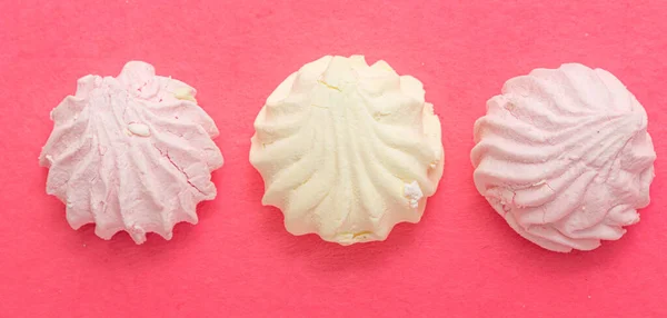 Marshmallow Rond Zoet Voedsel Een Roze Achtergrond — Stockfoto