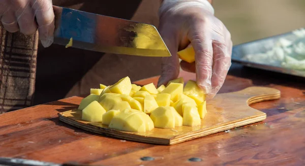 Les Pommes Terre Sont Coupées Avec Couteau Sur Une Table — Photo