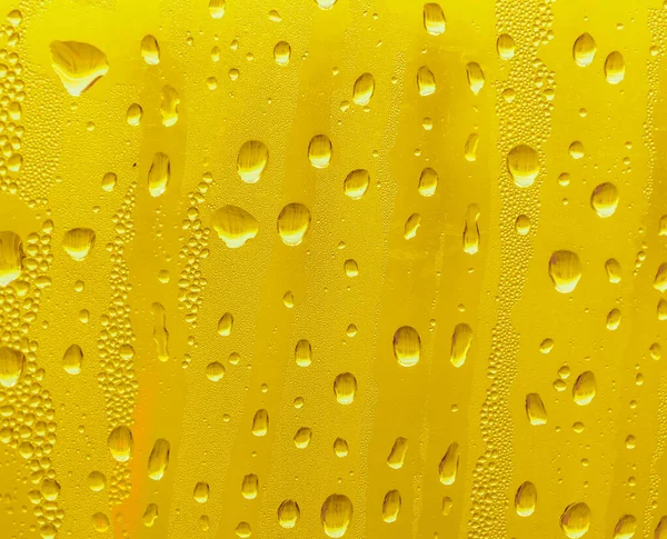 Wassertropfen Auf Dem Glas Gelber Hintergrund Bier Nebliger Hintergrund — Stockfoto