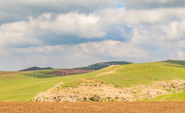 Manzara yeşil alan tepeler bulutlar ile gökyüzü