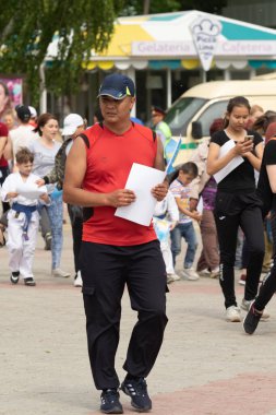 Petropavlovsk, Kazakistan-4 Haziran 2019: Kazakistan Cumhuriyeti Devlet sembolleri günü. Tatil çocukları ve yetişkinler kutlamak. Parkta sporcular ve müzisyenler.