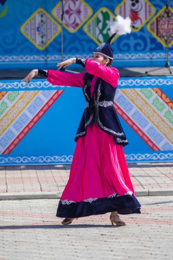 Petropavlovsk, Kazakistan-1 Mayıs 2019: Kazakistan halklarının Ulusal kostümleri şarkıları ve dansları. 1 Mayıs Kazakistan Insanlar Birliği günü.