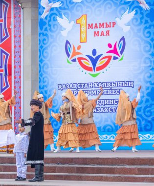 Petropavlovsk, Kazakistan-1 Mayıs 2019: Kazakistan halklarının Ulusal kostümleri şarkıları ve dansları. 1 Mayıs Kazakistan Insanlar Birliği günü.