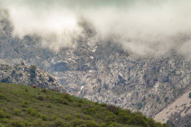 Dağlar uçurumlar sis bulutlar doğa yaz.