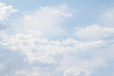 Mavi gökyüzünde beyaz bulutlar, gündüz. Duvar Kağıdı.