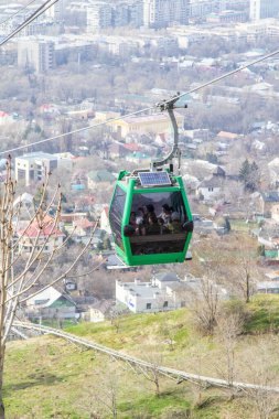 Almatı, Kazakistan - 29, 2019: Kok Tobe tepe ve teleferik kabin Almatı şehir görünümü, Almatı dönüm noktası