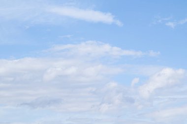 Mavi gökyüzünde beyaz bulutlar. Bulutlar su buharı atmosferi yoğuşması askıya alınır.
