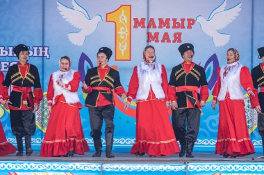 Petropavlovsk, Kazakistan-1 Mayıs 2019: Kazakistan halklarının Ulusal kostümleri şarkıları ve dansları. 1 Mayıs Kazakistan Insanlar Birliği günü.