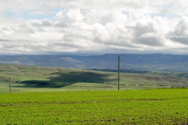 Manzara yeşil alan tepeler bulutlar ile gökyüzü