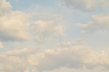 Beyaz bulutlarla mavi gökyüzü. Açık gün gökyüzü arka plan.