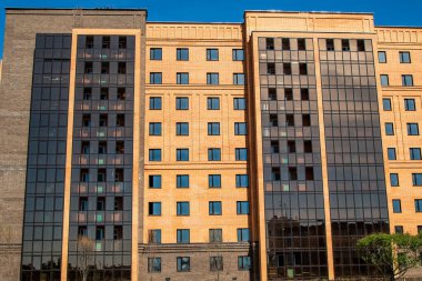 Pencereler, mimari ile yüksek katlı kırmızı tuğla ev.