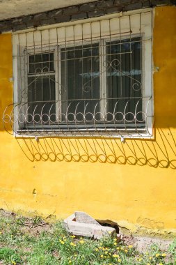 Demir bir kafes ile evin penceresi.