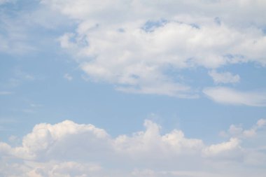 Beyaz Cumulus bulutlar ile mavi gökyüzü. Arka plan gökyüzü bulutlar.
