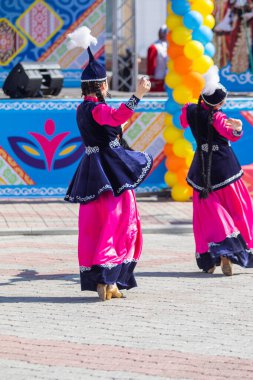 Petropavlovsk, Kazakistan-1 Mayıs 2019: Kazakistan halklarının Ulusal kostümleri şarkıları ve dansları. 1 Mayıs Kazakistan Insanlar Birliği günü.