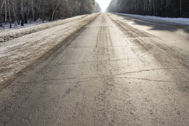 Orman, kış manzara ile gökyüzüne yol asfalt.