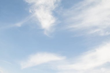 Beyaz bulutlarla mavi gökyüzü. Yaz günü açık. Mükemmel masaüstü duvar kağıdı.