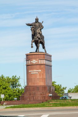 Petropavlovsk, Kazakistan-3 Haziran 2019: Petropavlovsk kentinin girişinde şair ve Komutan Kozhabergen Zhyrau (16631763) Anıtı. Yol sokak yaz. Batyr at at, taş mermer