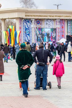 Petropavlovsk, Kazakistan-1 Mayıs 2019: Kazakistan halklarının Ulusal kostümleri şarkıları ve dansları. 1 Mayıs Kazakistan Insanlar Birliği günü.