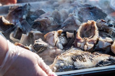 Taze kaynamış nehir balığı. Balık parçalarından buhar, sokakta yiyecek..