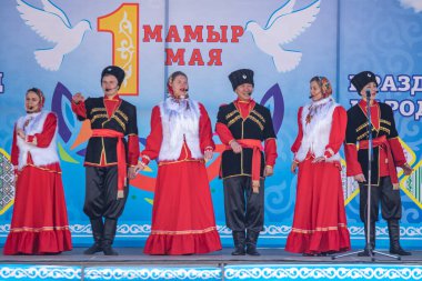 Petropavlovsk, Kazakistan-1 Mayıs 2019: Kazakistan halklarının Ulusal kostümleri şarkıları ve dansları. 1 Mayıs Kazakistan Insanlar Birliği günü.