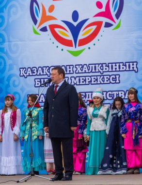 Petropavlovsk, Kazakistan-1 Mayıs 2019: Kazakistan halklarının Ulusal kostümleri şarkıları ve dansları. 1 Mayıs Kazakistan Insanlar Birliği günü.