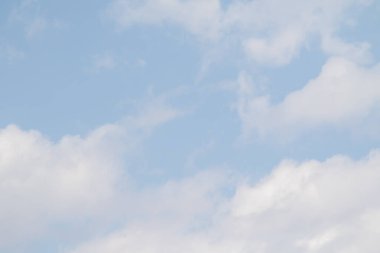 Beyaz bulutlarla mavi gökyüzü. Yaz günü açık. Mükemmel masaüstü duvar kağıdı.