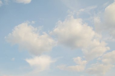 Beyaz bulutlarla mavi gökyüzü. Açık gün gökyüzü arka plan.