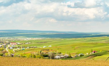 Manzara yeşil alan tepeler bulutlar ile gökyüzü