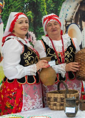 Petropavlovsk, Kazakistan-1 Mayıs 2019: Kazakistan halklarının Ulusal kostümleri şarkıları ve dansları. 1 Mayıs Kazakistan Insanlar Birliği günü.