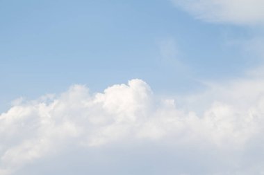 Beyaz Cumulus bulutlar ile mavi gökyüzü. Arka plan gökyüzü bulutlar.