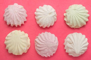 Pembe arka planda Marshmallow yuvarlak tatlı gıda.