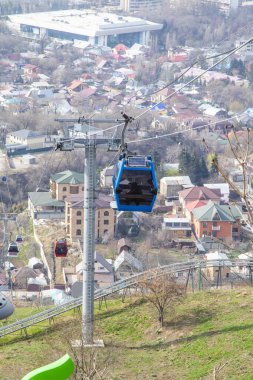 Almatı, Kazakistan - 29, 2019: Kok Tobe tepe ve teleferik kabin Almatı şehir görünümü, Almatı dönüm noktası