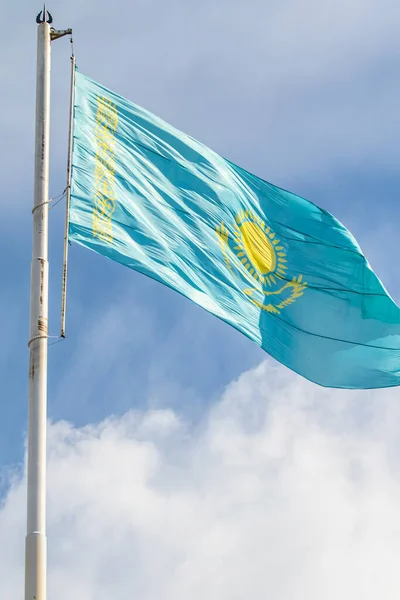 Bandeira República Cazaquistão Fundo Céu Azul Nuvens Céu Vento — Fotografia de Stock