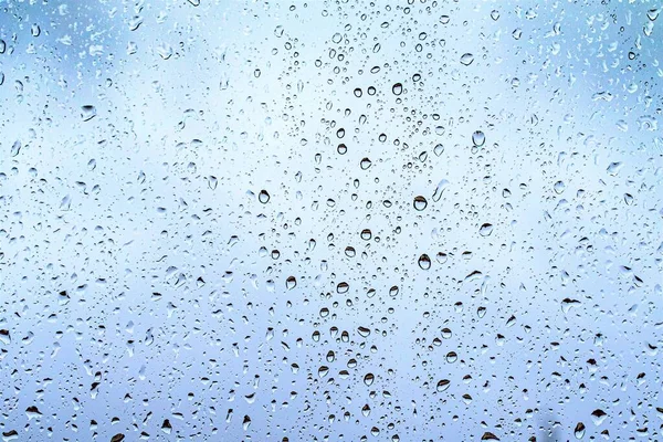 Esőcseppek Üvegen Sötétkék Háttér Ablakon Kívül — Stock Fotó