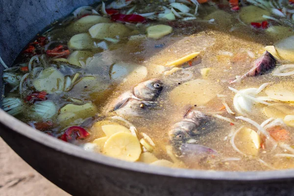 Cucinare Zuppa Pesce Strada Sul Rogo — Foto Stock