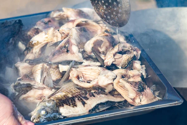 Frisch Gekochter Flussfisch Dampf Aus Fischstücken Essen Auf Der Straße — Stockfoto