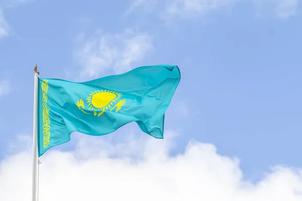 Bandeira República Cazaquistão Contra Céu Azul Vento — Fotografia de Stock