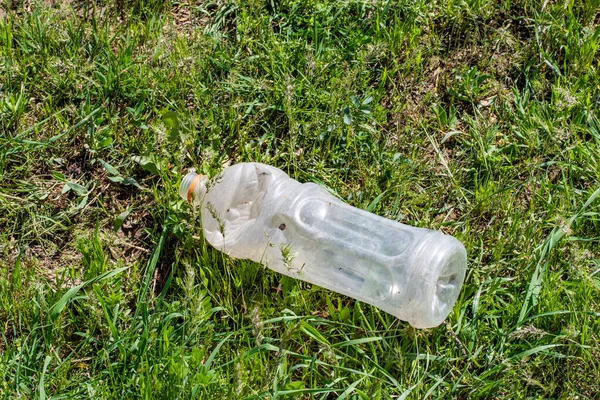 Yeşil Çim Çevre Kirliliği Üzerinde Plastik Çöp Atık — Stok fotoğraf