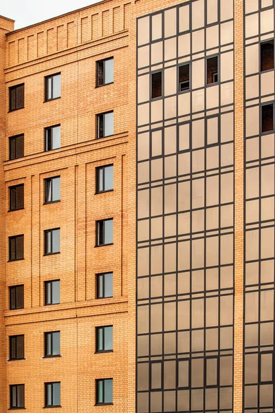 Высотный Дом Красного Кирпича Окнами Архитектура — стоковое фото
